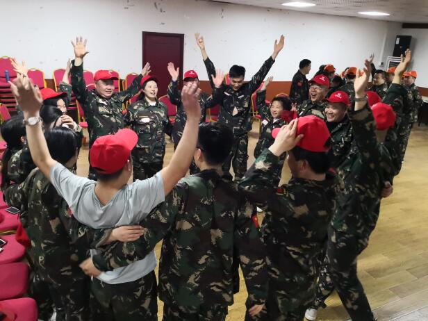 賦安防火門參加拓展訓練